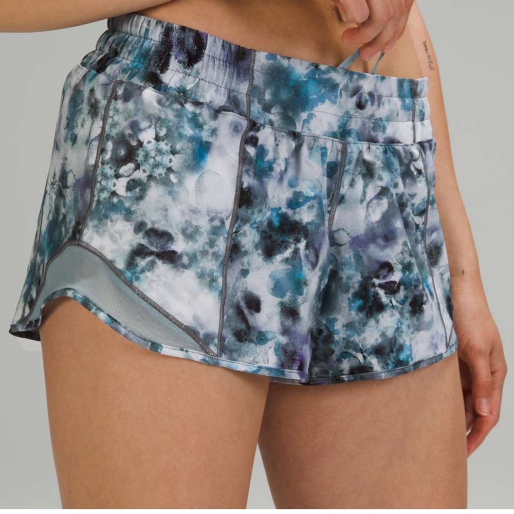 Lululemon Hotty Hot Low-Rise Short 2.5”
